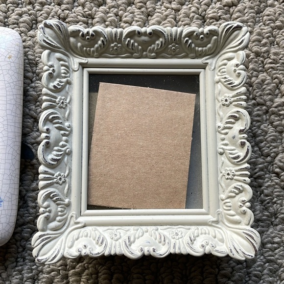 Bundle of 2 Romantic & Classical Photo Frames In White & Cream Floral Border - Picture 3 of 6